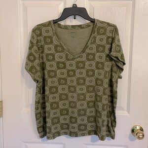 SONOMA short sleeve Green Floral Design V Neck Top Flowers all over Size PXXL